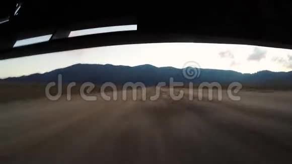 脏和碎石路行驶摄像头安装在车下视频的预览图