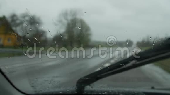 雨天挡风玻璃雨刷清洗挡风玻璃视频的预览图