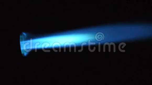 丁烷火炬的蓝色火焰视频的预览图
