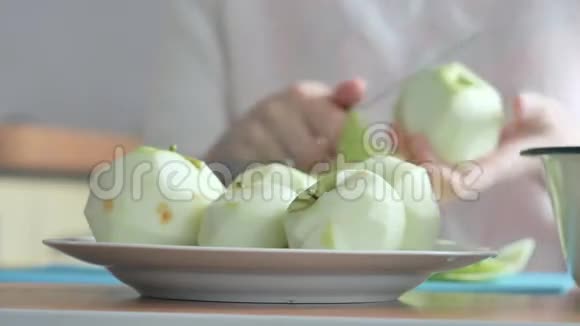 一个女人在盘子上剥了一个苹果第3部分女人收拾桌子视频的预览图