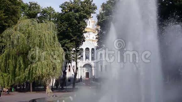 东正教教堂前的喷泉视频的预览图