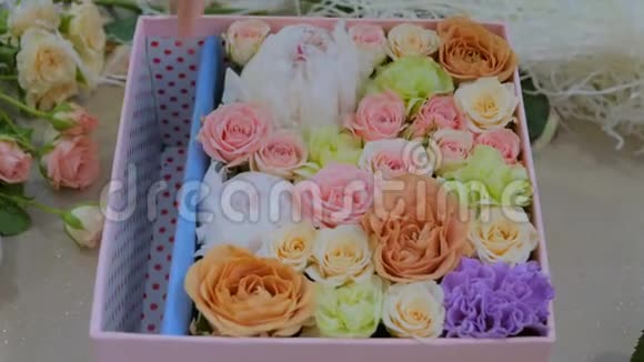 专业的花艺制作礼品盒花店里有鲜花视频的预览图