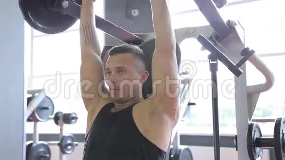 英俊的运动男子正在健身房锻炼视频的预览图