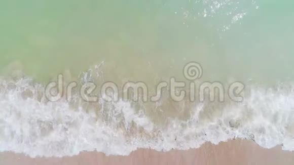 夏日沙滩鸟瞰视频的预览图