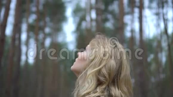 在森林特写镜头的金发女人视频的预览图