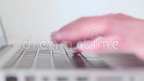 女孩在笔记本电脑上输入文字视频的预览图