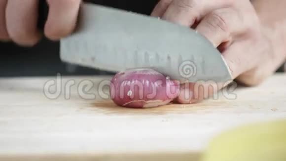 永满厨师用刀在切板上切薄片红葱视频的预览图