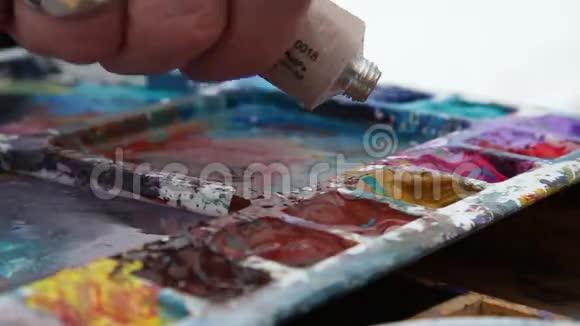 油漆工从管子里挤出油漆视频的预览图