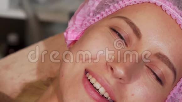 美容美发店接受面部护理的年轻女性视频的预览图