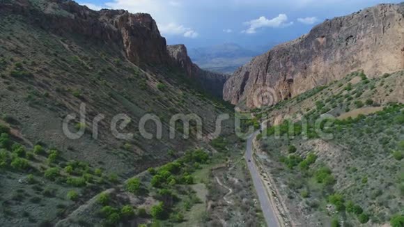 亚美尼亚穿过峡谷的美丽道路鸟瞰图视频的预览图