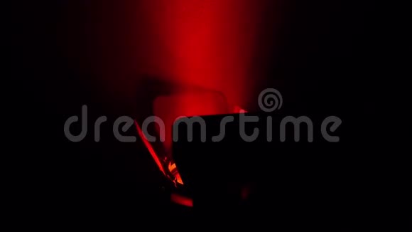 黑暗房间里的红光视频的预览图