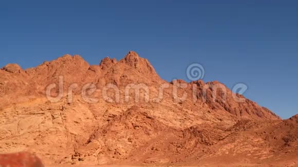 沙漠山脉映衬蓝天视频的预览图