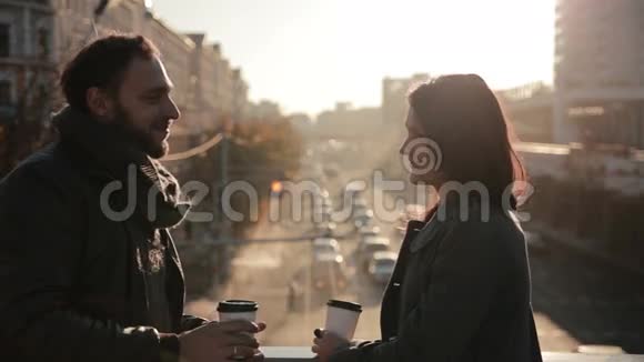 年轻夫妇温柔地拥抱在城市桥上视频的预览图