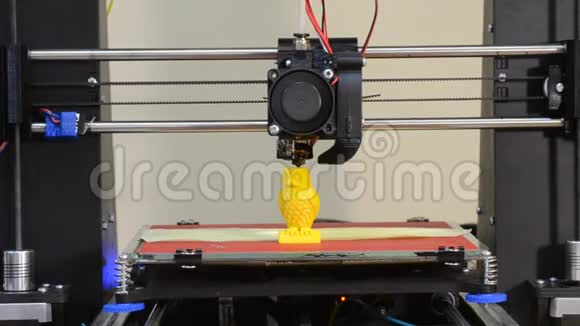 3D打印机建立对象黄色特写视频的预览图