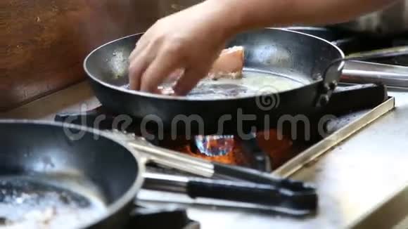 人在热锅上煎鱼片视频的预览图