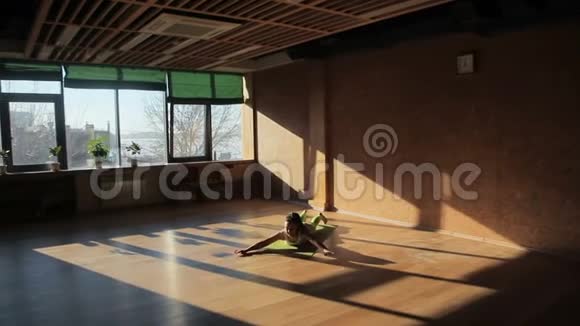 一位女性在瑜伽工作室做体式运动视频的预览图