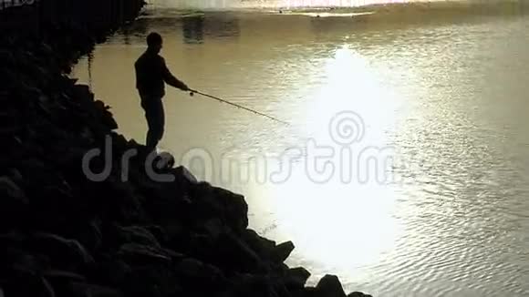 城市日落时的渔夫剪影视频的预览图