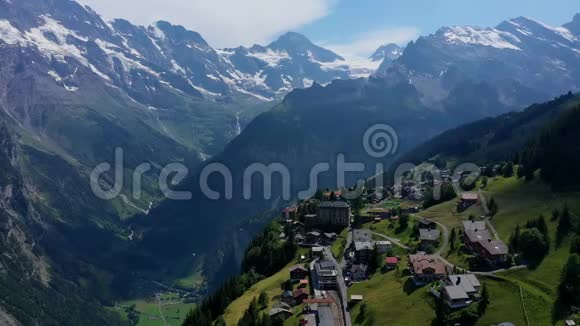 瑞士阿尔卑斯山的穆尔伦村鸟瞰图视频的预览图