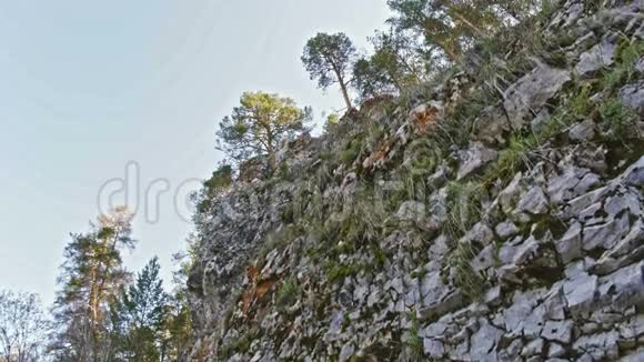 西伯利亚森林乌拉尔广角的岩石和山地视频的预览图