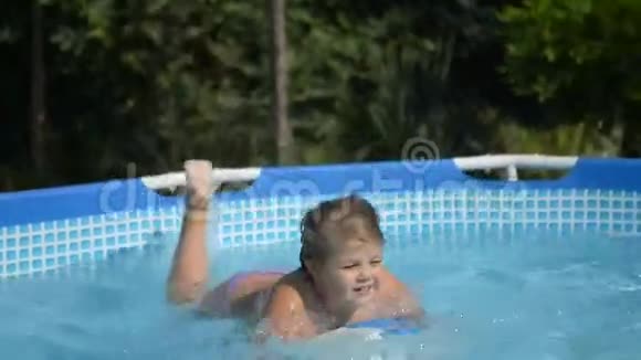 家里游泳池里的小女孩视频的预览图