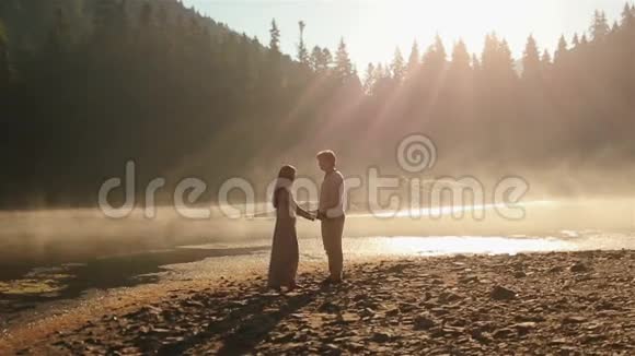 令人惊叹的时刻幸福的年轻农村夫妇穿着乌克兰民族的衣服温柔地拥抱着阳光视频的预览图