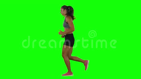 穿着运动服的女人侧视绿色屏幕视频的预览图