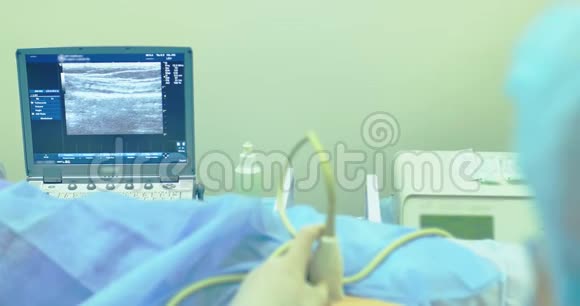 在硬化治疗过程中医生使用现代超声检查来观察静脉静脉曲张手术的一种创新方法视频的预览图