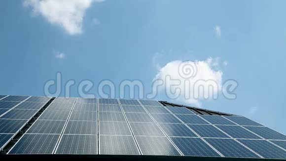 屋顶太阳能电池板上方的云视频的预览图