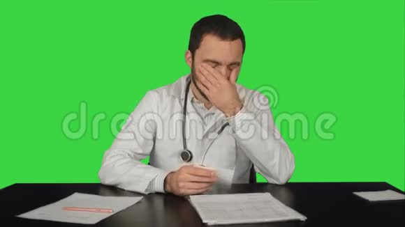 一位劳累过度的医生在格林医院视频的预览图