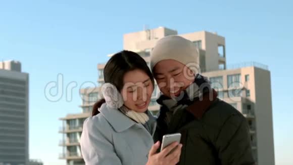 可爱的亚洲夫妇穿着冬天的衣服自拍视频的预览图