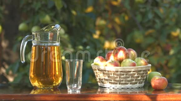 苹果汁和篮子在苹果生长的背景种植苹果慢动作视频的预览图