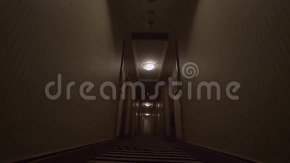 从酒店走廊看到房间的封闭门视频的预览图