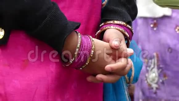 印度女孩手上珠宝背景视频的预览图