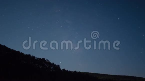 夜空星星和森林时间推移视频的预览图