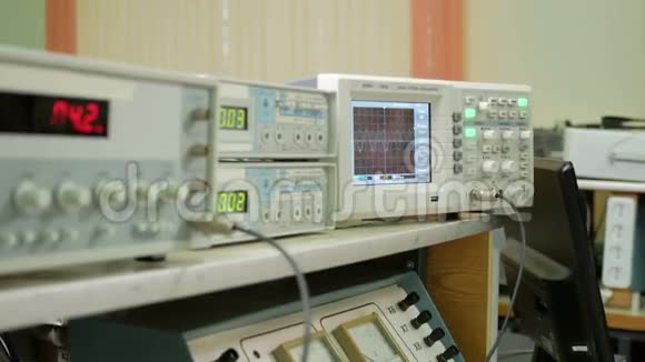 测量电信号的设备在物理实验室计分板点亮仪表数据视频的预览图