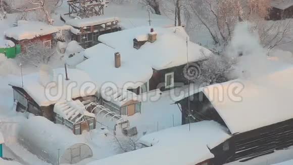 西伯利亚村庄霜冻日视频的预览图