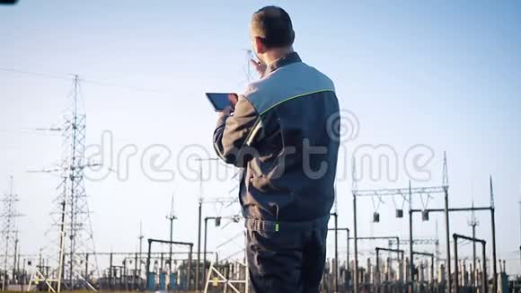 发电厂的一名工人进行检查视频的预览图