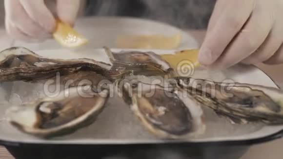 新鲜生蚝厨师海鲜餐厅带柠檬的手套视频的预览图