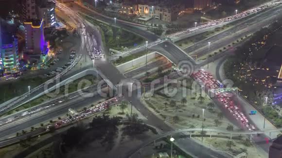 黄昏时分科威特城市中心的天际线和十字路口夜间的交通被照亮中东科威特市视频的预览图