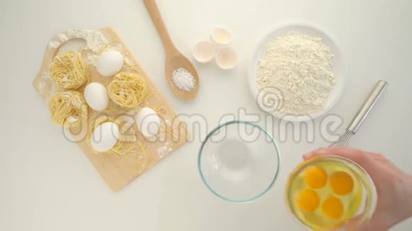 白色木板上的面粉和鸡蛋视频的预览图