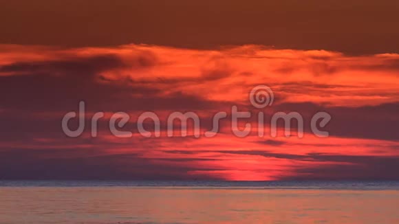 红日落海上太阳盘在地平线后面视频的预览图