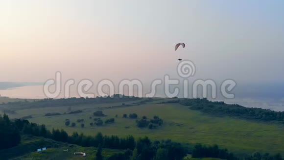 一个人正在天空中高飞滑翔伞视频的预览图