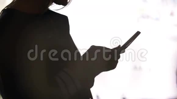 一个带垫子的女人的黑色轮廓视频的预览图