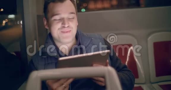 有平板电脑的人在公车上视频聊天视频的预览图