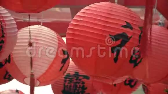 许多中国红灯笼随风飘散视频的预览图