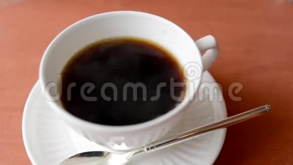 将牛奶倒入白杯热红茶中视频的预览图