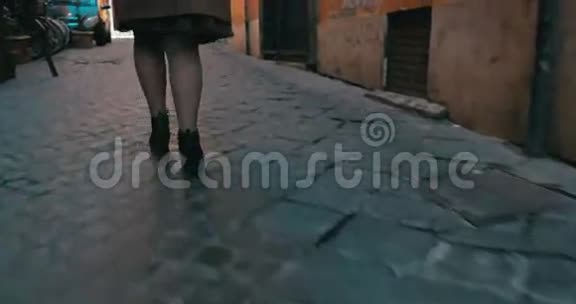 一个匆忙沿街奔跑的女人视频的预览图