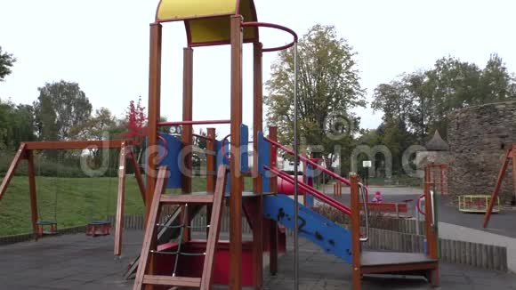 公园里的儿童游乐场视频的预览图