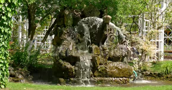 水流穿过落基喷泉视频的预览图