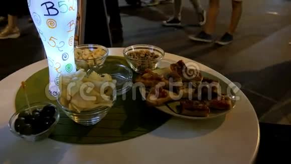 意大利咖啡厅桌上的开胃菜视频的预览图